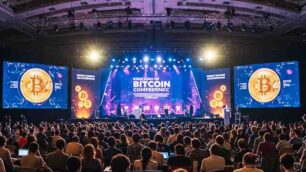 ビットコインは新章へ「機関投資家から数兆ドル流入も」カンファレンスで業界リーダーが語る（Bitcoin enters a new phase: Industry leaders foresee trillions in institutional investment）